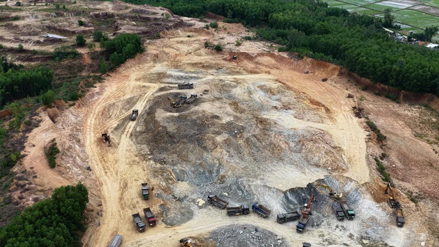 Quảng Ng&atilde;i: C&ocirc;ng an v&agrave;o cuộc vụ khai th&aacute;c kho&aacute;ng sản tại mỏ đất n&uacute;i Lệ Thủy- Ảnh 2.