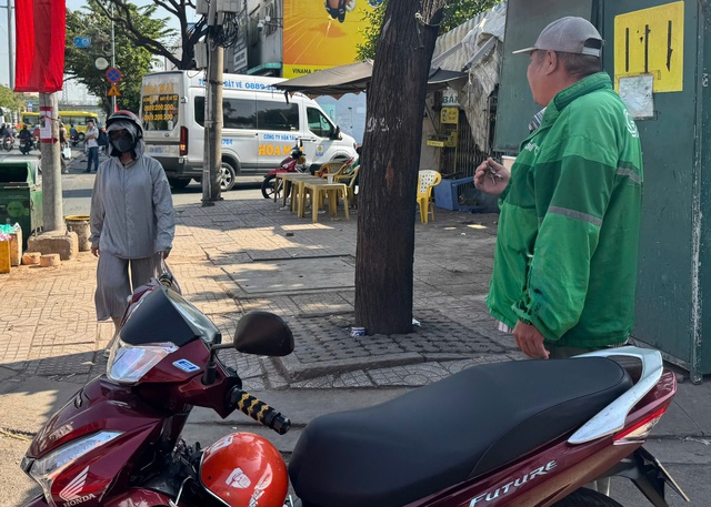 Xe ôm và 'bão' xe công nghệ ở TP.HCM: 'Nghề này, đời mình chịu là đủ rồi'- Ảnh 1. Xe ôm và 'bão' xe công nghệ ở TP.HCM: 'Nghề này, đời mình chịu là đủ rồi'- Ảnh 1.