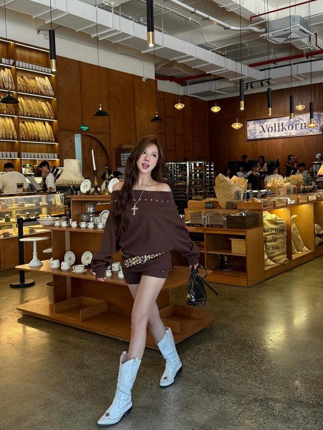 Thoải mái mọi lúc mọi nơi cùng các mẫu áo nữ chuẩn 'gu' - Ảnh 1.