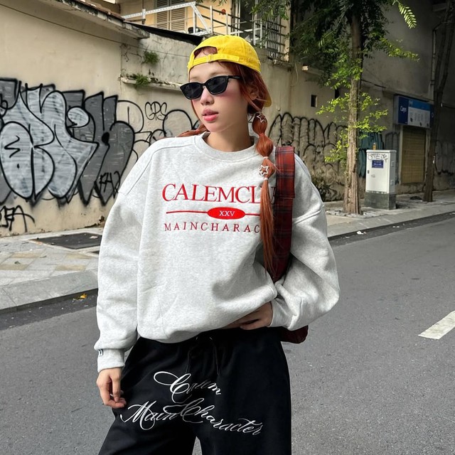 Ấm áp, cá tính khi mặc áo nỉ cùng mũ lưỡi trai  - Ảnh 2.