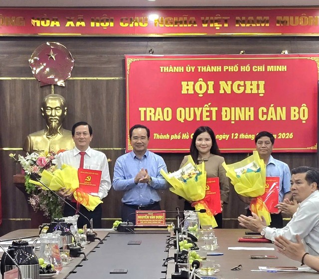 Trao quyết định c&ocirc;ng t&aacute;c c&aacute;n bộ l&atilde;nh đạo phường đ&ocirc;ng d&acirc;n nhất TP.HCM - Ảnh 1.
