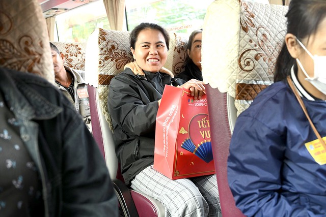  'Chuyến xe y&ecirc;u thương' c&ugrave;ng Long Ch&acirc;u mang Tết đến với bệnh nh&acirc;n c&oacute; ho&agrave;n cảnh kh&oacute; khăn- Ảnh 1.
