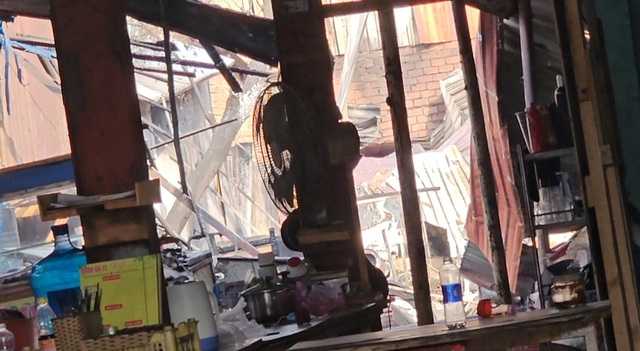 Kh&oacute;i đen bao tr&ugrave;m khu d&acirc;n cư từ vụ ch&aacute;y nh&agrave; d&acirc;n tr&ecirc;n đường L&ecirc; Đức Anh - Ảnh 2.