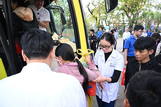  'Chuyến xe y&ecirc;u thương' c&ugrave;ng Long Ch&acirc;u mang Tết đến với bệnh nh&acirc;n c&oacute; ho&agrave;n cảnh kh&oacute; khăn- Ảnh 2.
