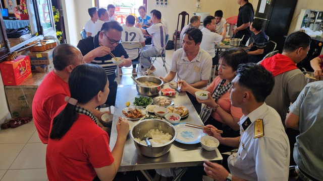 Tết của những 'cột mốc sống' tr&ecirc;n biển, m&atilde;i v&igrave; chủ quyền Tổ quốc thi&ecirc;ng li&ecirc;ng- Ảnh 6.