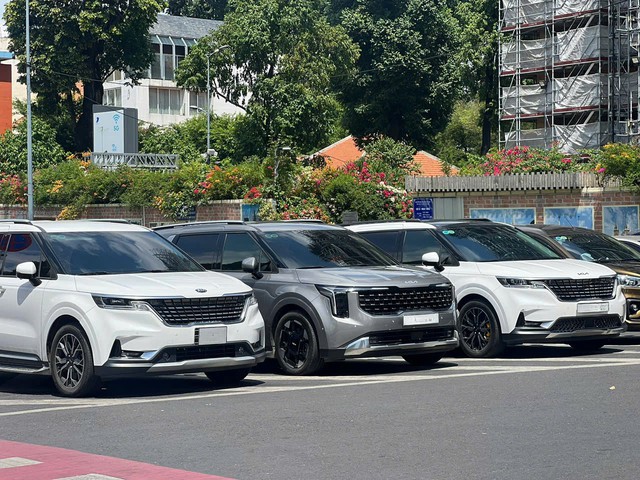 Thu&ecirc; &ocirc; t&ocirc; tự l&aacute;i: Xe ph&acirc;n kh&uacute;c n&agrave;o đắt nhất dịp tết?- Ảnh 1.