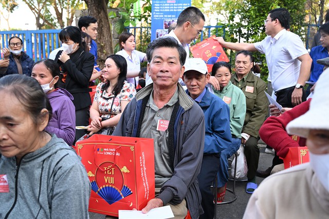  'Chuyến xe y&ecirc;u thương' c&ugrave;ng Long Ch&acirc;u mang Tết đến với bệnh nh&acirc;n c&oacute; ho&agrave;n cảnh kh&oacute; khăn- Ảnh 3.