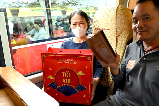  'Chuyến xe y&ecirc;u thương' c&ugrave;ng Long Ch&acirc;u mang Tết đến với bệnh nh&acirc;n c&oacute; ho&agrave;n cảnh kh&oacute; khăn- Ảnh 4.