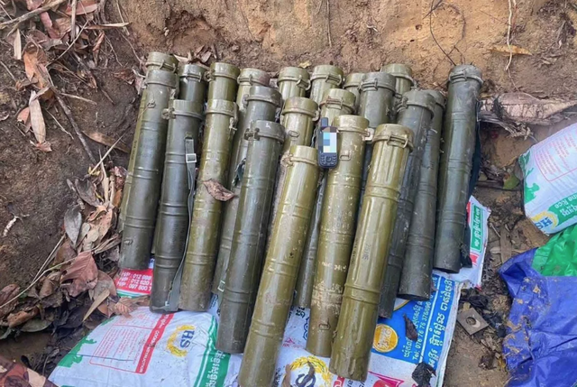 Nổ m&igrave;n ở bi&ecirc;n giới, Th&aacute;i Lan ph&aacute;t hiện vũ kh&iacute; ở c&aacute;c căn cứ Campuchia - Ảnh 1.