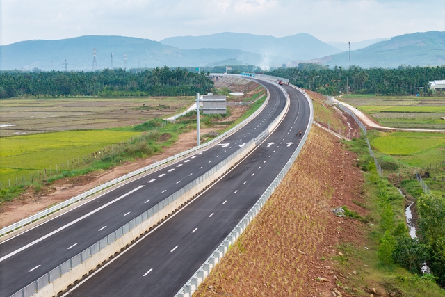 Tạm dừng th&ocirc;ng xe cao tốc Quảng Ng&atilde;i - Ho&agrave;i Nhơn v&igrave; chưa đảm bảo an to&agrave;n- Ảnh 1.