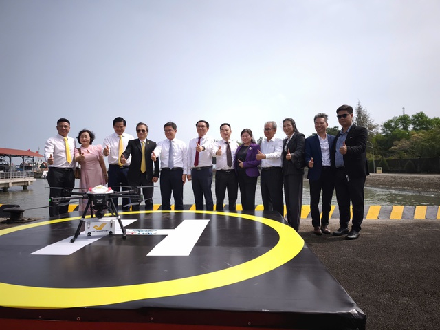 TP.HCM lần đầu ti&ecirc;n giao h&agrave;ng vượt biển bằng thiết bị bay kh&ocirc;ng người l&aacute;i - Ảnh 2.