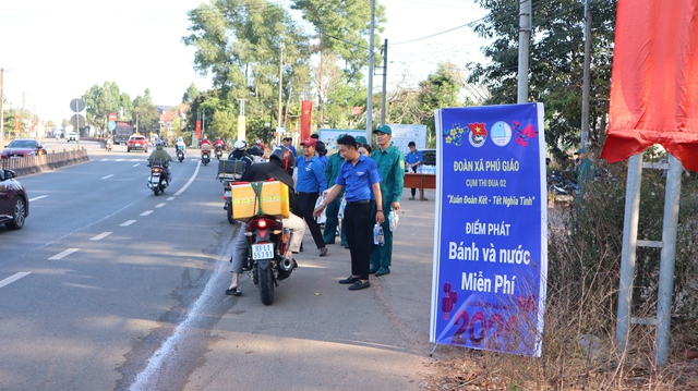 Tiếp sức h&agrave;ng ng&agrave;n chai nước, b&aacute;nh cho người d&acirc;n tr&ecirc;n đường về qu&ecirc; đ&oacute;n tết- Ảnh 6.