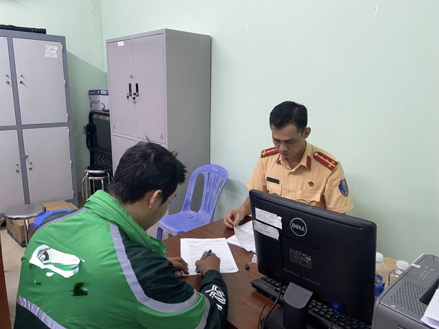 Đội CSGT Chợ Lớn tiếp x&uacute;c, l&agrave;m việc với T.Q.A - Ảnh 1.