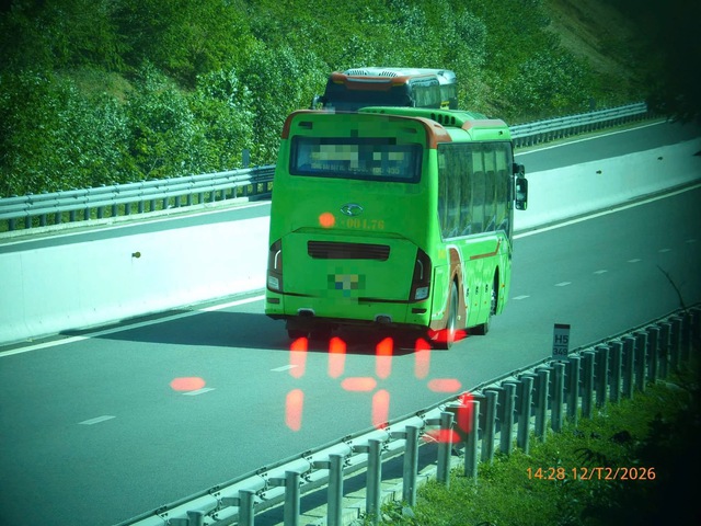 Gần 100 xe kh&aacute;ch chạy qu&aacute; tốc độ tr&ecirc;n cao tốc TP.HCM - V&acirc;n Phong- Ảnh 1.