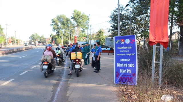 Tiếp sức h&agrave;ng ng&agrave;n chai nước, b&aacute;nh cho người d&acirc;n tr&ecirc;n đường về qu&ecirc; đ&oacute;n tết- Ảnh 1.