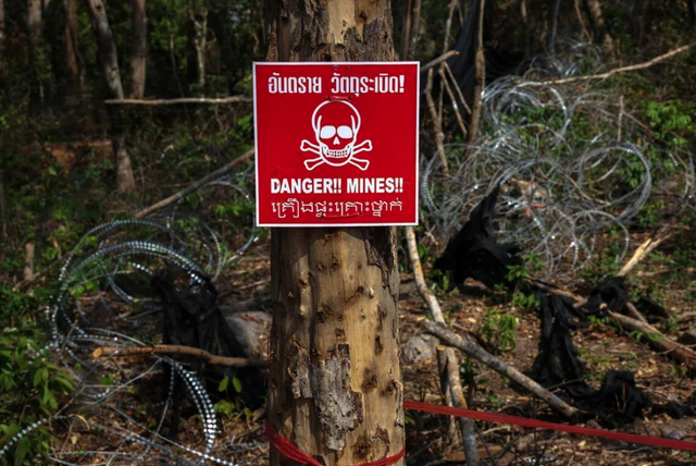 Nổ m&igrave;n ở bi&ecirc;n giới Th&aacute;i Lan Campuchia l&agrave;m một binh sĩ bị thương nghi&ecirc;m trọng - Ảnh 1.