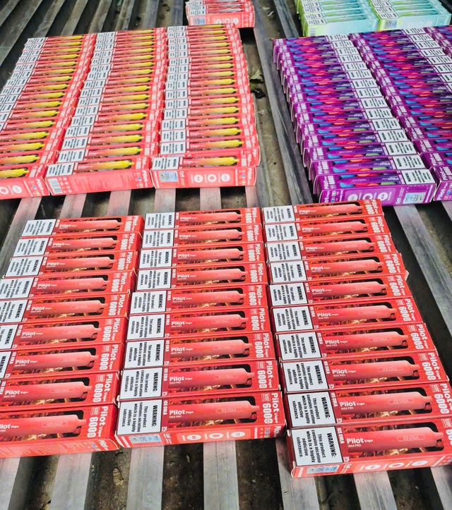 Khởi tố vụ bu&ocirc;n lậu 'khủng' hơn 65.000 thiết bị thuốc l&aacute; điện tử- Ảnh 1.