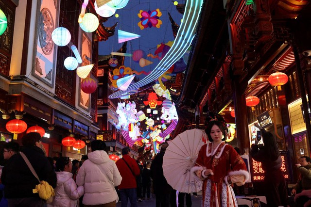 Trung Quốc chi 300 triệu USD k&iacute;ch cầu ti&ecirc;u d&ugrave;ng dịp Tết B&iacute;nh Ngọ - Ảnh 1.