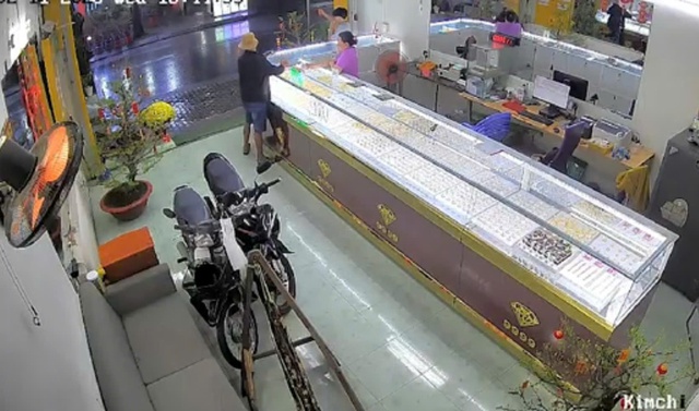 5 giờ C&ocirc;ng an TP.HCM truy bắt nghi phạm cướp giật tiệm v&agrave;ng - Ảnh 3.