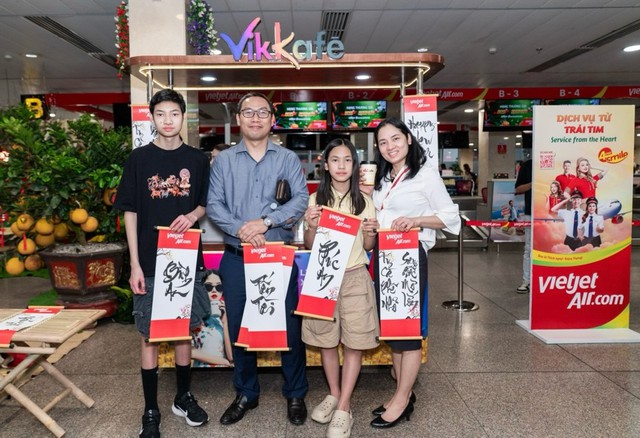 Cục trưởng Cục H&agrave;ng kh&ocirc;ng thăm, ch&uacute;c Tết b&agrave; con ngay tại s&acirc;n bay T&acirc;n Sơn Nhất- Ảnh 1.