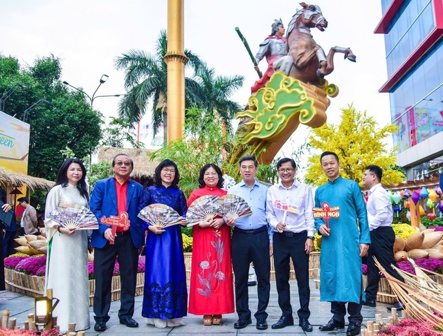 Linh vật Ngựa vươn m&igrave;nh Th&aacute;nh Gi&oacute;ng tại Đường hoa xu&acirc;n Menas T&acirc;n Sơn H&ograve;a 2026- Ảnh 1.