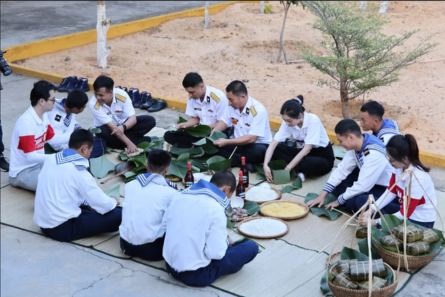 Tết về tr&ecirc;n biển Đ&ocirc;ng: Trọn vẹn ấm &aacute;p t&igrave;nh qu&acirc;n d&acirc;n - Ảnh 1.