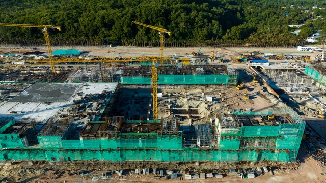 Hơn 2.600 c&ocirc;ng nh&acirc;n l&agrave;m việc xuy&ecirc;n tết tại c&aacute;c c&ocirc;ng tr&igrave;nh APEC 2027 - Ảnh 2.