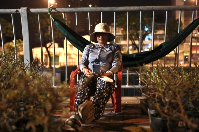 Trắng đ&ecirc;m canh hoa tết ở bến B&igrave;nh Đ&ocirc;ng - Ảnh 1.