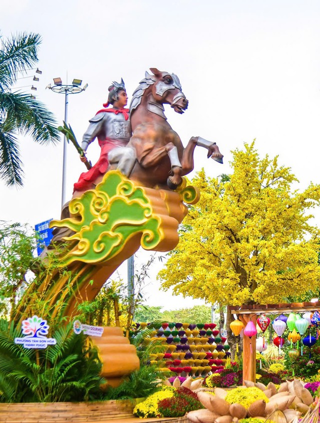 Linh vật Ngựa vươn m&igrave;nh Th&aacute;nh Gi&oacute;ng tại Đường hoa xu&acirc;n Menas T&acirc;n Sơn H&ograve;a 2026- Ảnh 2.