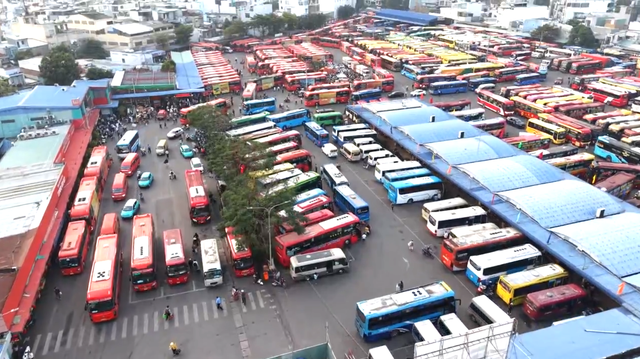 CSGT TP.HCM đồng loạt ra quân hỗ trợ người dân về quê đón Tết - Ảnh 3.