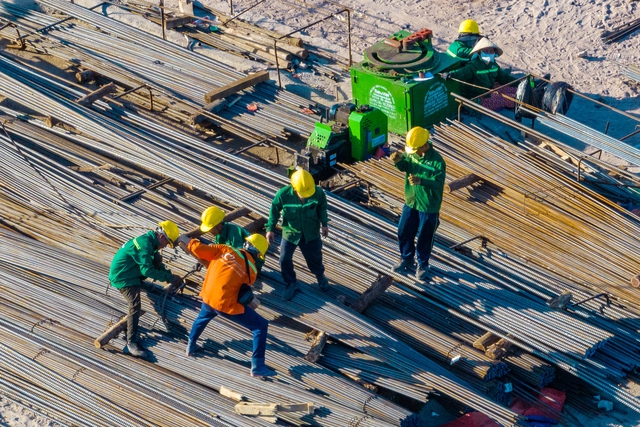 Hơn 2.600 c&ocirc;ng nh&acirc;n l&agrave;m việc xuy&ecirc;n tết tại c&aacute;c c&ocirc;ng tr&igrave;nh APEC 2027 - Ảnh 1.