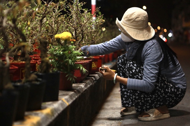 Trắng đ&ecirc;m canh hoa tết ở bến B&igrave;nh Đ&ocirc;ng - Ảnh 2.