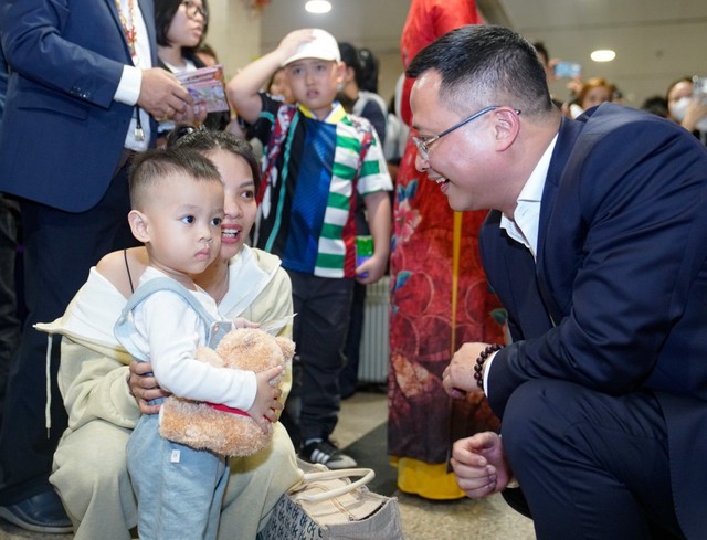 Cục trưởng Cục H&agrave;ng kh&ocirc;ng thăm, ch&uacute;c Tết b&agrave; con ngay tại s&acirc;n bay T&acirc;n Sơn Nhất- Ảnh 4.