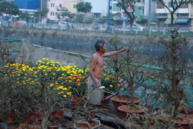 Trắng đ&ecirc;m canh hoa tết ở bến B&igrave;nh Đ&ocirc;ng - Ảnh 4.