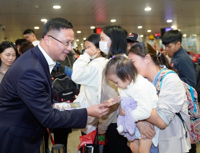 Cục trưởng Cục H&agrave;ng kh&ocirc;ng thăm, ch&uacute;c Tết b&agrave; con ngay tại s&acirc;n bay T&acirc;n Sơn Nhất- Ảnh 5.