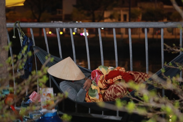 Trắng đ&ecirc;m canh hoa tết ở bến B&igrave;nh Đ&ocirc;ng - Ảnh 7.