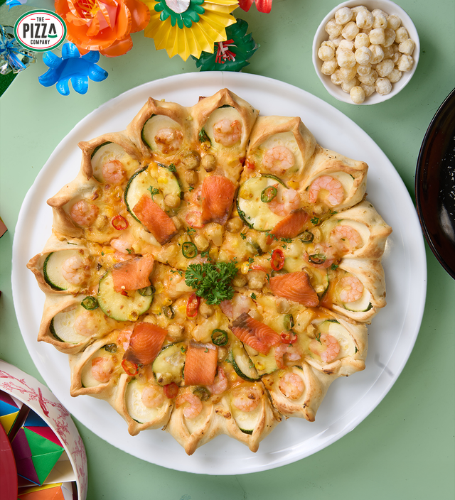 ‘Mở pizza là thấy Tết’: Khi sen Huế bước vào trải nghiệm pizza hiện đại - Ảnh 2.