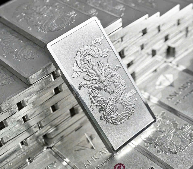 Gi&aacute; bạc 'rơi' thẳng đứng, mỗi kg mất hơn 6 triệu đồng- Ảnh 1.