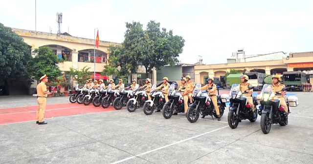 CSGT TP.HCM đồng loạt ra quân hỗ trợ người dân về quê đón Tết - Ảnh 1.