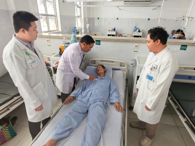 Sửa m&aacute;i t&ocirc;n gi&uacute;p h&agrave;ng x&oacute;m, người đ&agrave;n &ocirc;ng bất ngờ ng&atilde; xuống đất, vỡ gan - Ảnh 1.