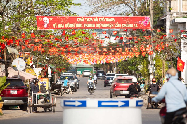 Quảng Trị: Phố phường Nam Đông Hà rực rỡ cờ hoa chào xuân Bính Ngọ- Ảnh 3. Quảng Trị: Phố phường Nam Đông Hà rực rỡ cờ hoa chào xuân Bính Ngọ- Ảnh 3.