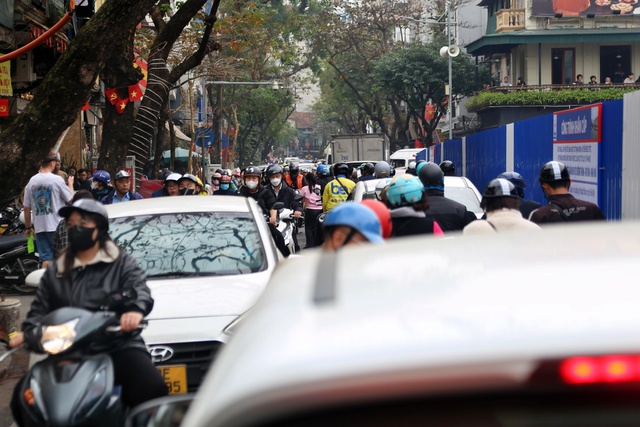 H&agrave; Nội: Dựng 'l&ocirc; cốt' x&acirc;y bể ngầm cận tết, giao th&ocirc;ng phố cổ ngột ngạt- Ảnh 6.