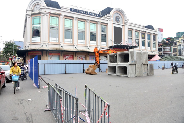 H&agrave; Nội: Dựng 'l&ocirc; cốt' x&acirc;y bể ngầm cận tết, giao th&ocirc;ng phố cổ ngột ngạt- Ảnh 5.