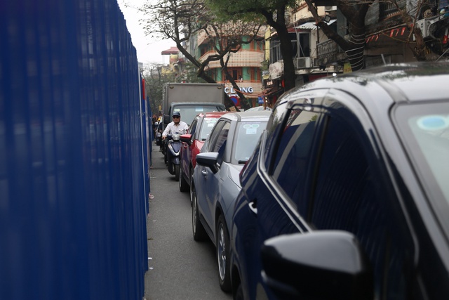 H&agrave; Nội: Dựng 'l&ocirc; cốt' x&acirc;y bể ngầm cận tết, giao th&ocirc;ng phố cổ ngột ngạt- Ảnh 2.