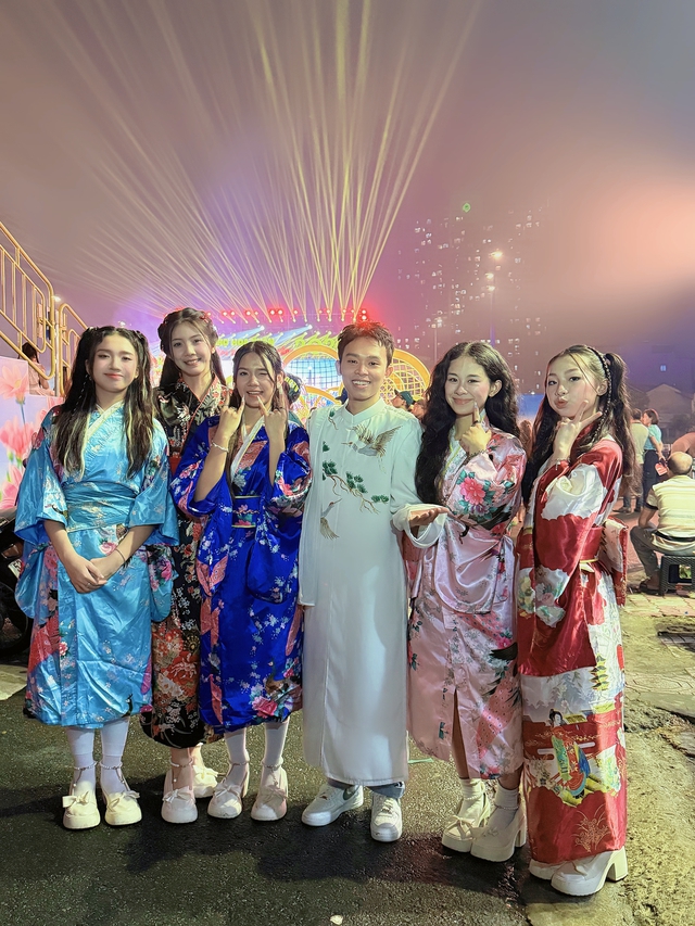 Hồ Văn Cường, nh&oacute;m VStar thăng hoa trong show 'Tr&ecirc;n bến dưới thuyền' Tết B&iacute;nh Ngọ - Ảnh 1.