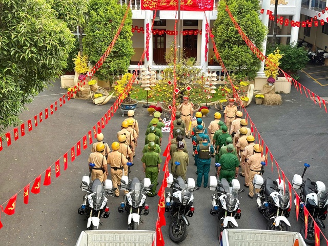 CSGT TP.HCM đồng loạt ra quân hỗ trợ người dân về quê đón Tết - Ảnh 2.