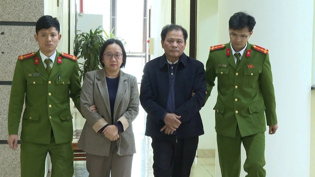 Khởi tố gi&aacute;m đốc 2 c&ocirc;ng ty xe điện ở Sầm Sơn- Ảnh 1.