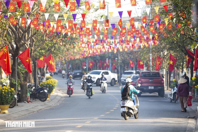 Quảng Trị: Phố phường Nam Đông Hà rực rỡ cờ hoa chào xuân Bính Ngọ- Ảnh 1. Quảng Trị: Phố phường Nam Đông Hà rực rỡ cờ hoa chào xuân Bính Ngọ- Ảnh 1.