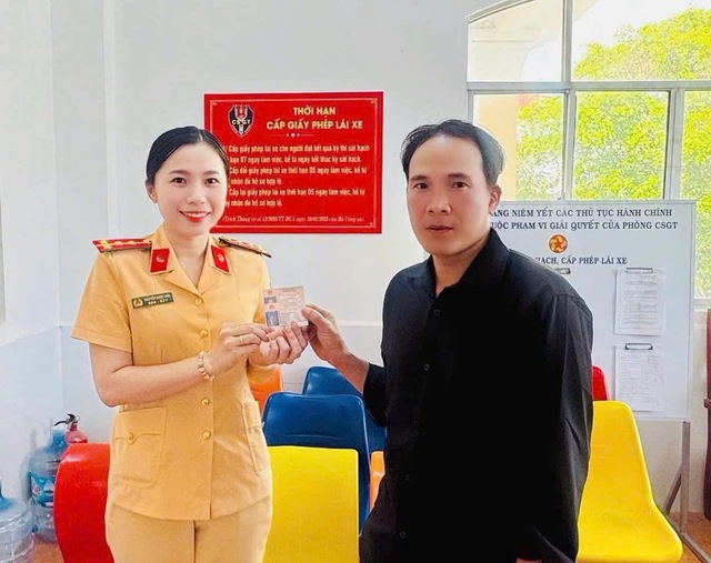 C&agrave; Mau cấp, đổi giấy ph&eacute;p l&aacute;i xe trong ng&agrave;y phục vụ người d&acirc;n xuy&ecirc;n tết - Ảnh 1.