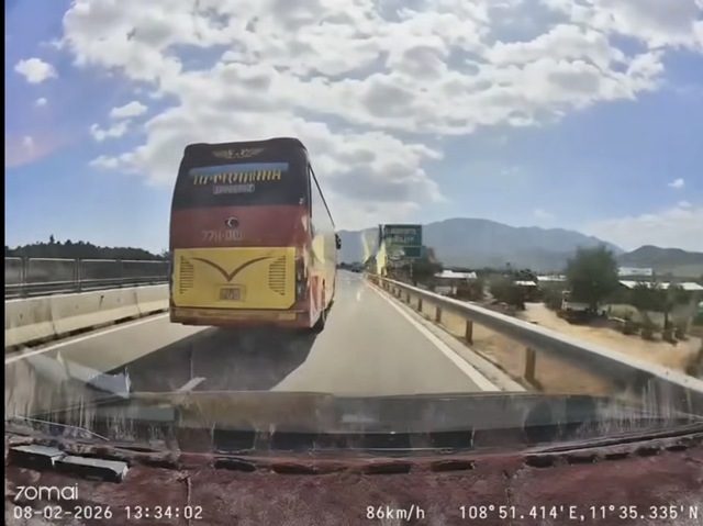 Chuyển l&agrave;n kh&ocirc;ng bật xi nhan tr&ecirc;n cao tốc, t&agrave;i xế bị CSGT phạt 5 triệu - Ảnh 1.